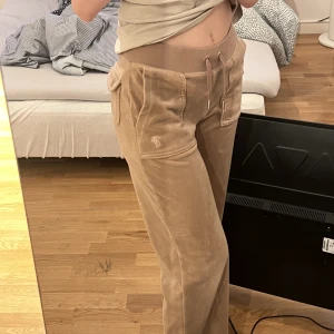 Juicy Couture Byxor - Använda och tvättade en gång. Storlek: xxs Känns och ser ut som nya 🤍  Uppsydda och perfekt längd för mig som är 155 cm 🤍