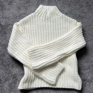 Stickad tröja - Fin stickad tröja från Bershka! Aldrig använd så är som ny!💗Xs men passar mig som har S.