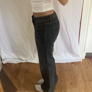 Ursnygga lågmidjade jeans! - Midjemått- 41 cm(rätt över)  Inerbenslängd- 83 cm  De är litte stora på mig(som ni ser på bilderna) och litte långa för mig som är 170💕