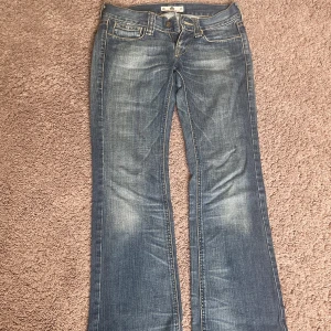 Jeans  - Ett par Lågmidjade jeans💘strl 26