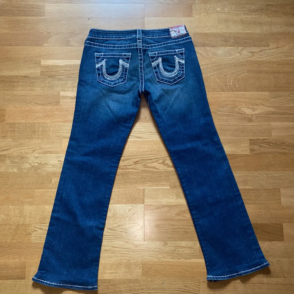 Ett par superfina och aldrig använda True Religion Jeans då dem är för långa för mig tyvärr. Är i nyskick. Jeansen är lågmidjade och mörkblå med vita detaljer. Storlek 29.. Jeans & Byxor.