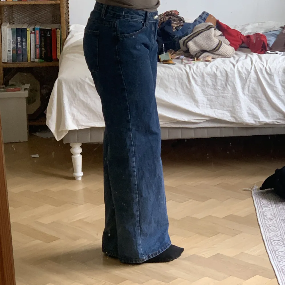 snygga low waist jeans som inte kommer till användning! Är 163 cm. Jeans & Byxor.