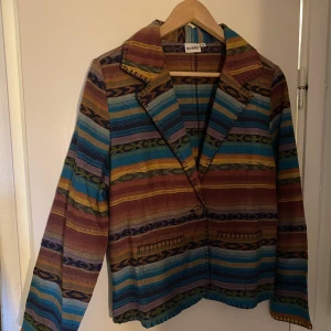 Färgglad jacka/kavaj - Förgglad retro/vintage jacka/kavaj i redigt material. Fint skick! 