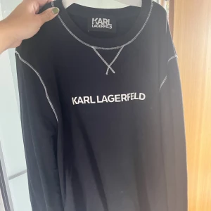 Karl Lagerfeld sweater - Svart sweater från Karl lagerfeld, använd ett fåtal gånger, köpt ny