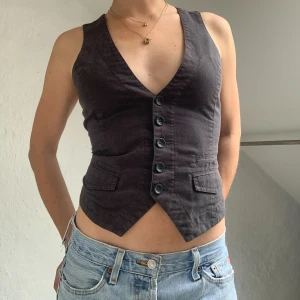 Väst - Hur snygg väst???! Den har ett spänne där bak som gör den justerbar i midjan och sitter därför skitsnyggt! Perfekt att ha över en skjorta men sitter även bekvämt utan något under ⭐️✨