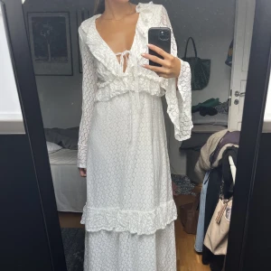 Klänning - Säljer denna så fina vita klänning! Även denna gång pga för lite användning. Som nyskick. Skriv privat till mig om du är intresserad!🥰