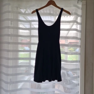 Marinblå klänning Hollister XS - Marinblå klänning i trikå från Hollister. Storlek XS