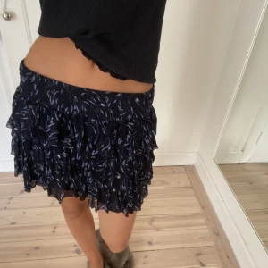 Costummade kjol - Säljer denna fina kjol från custommade i storlek 36, knappt använd