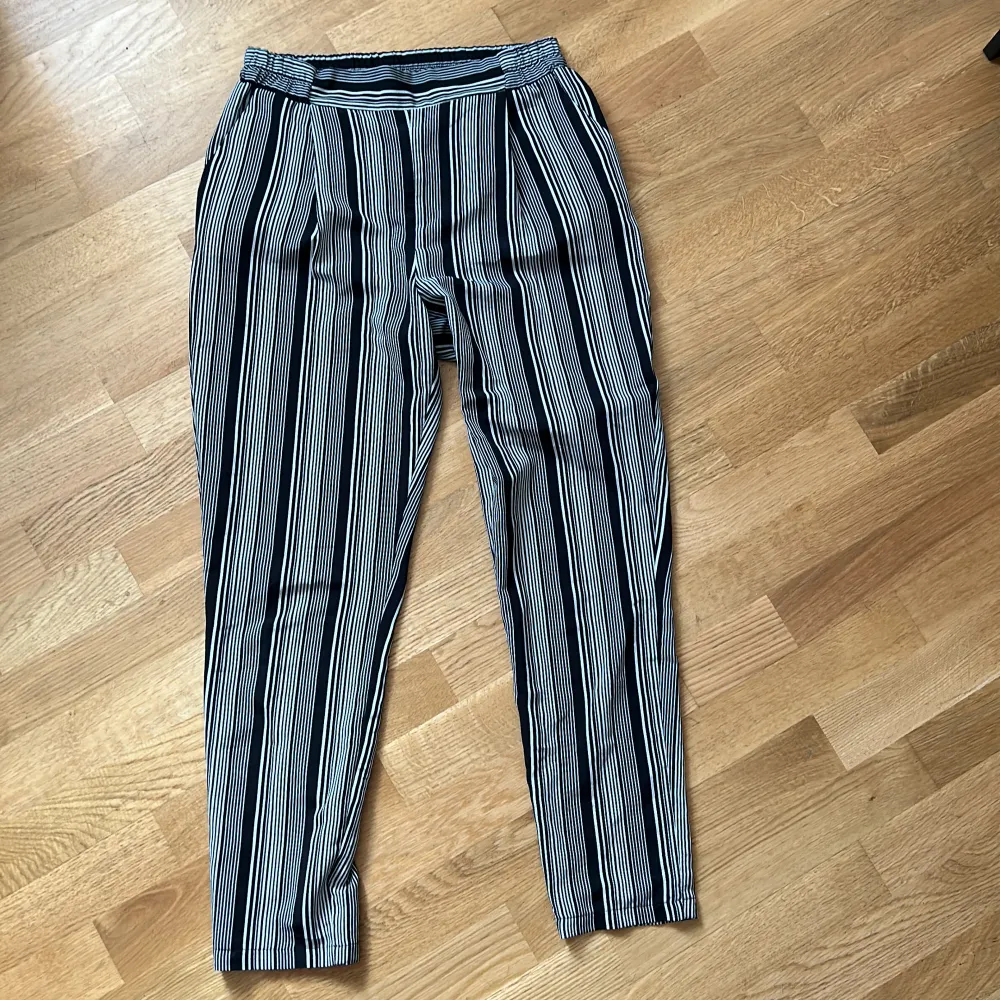 Säljer dessa byxor då jag ikte använder dem och hoppas att någon annan får användning för dem istället 💕 fint skick! OBS: köpare står för frakten . Jeans & Byxor.