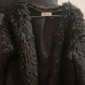 Kofta - Glitter fluff kofta helt oanvänd