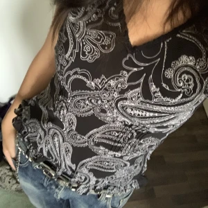 Blus med mönster - Sä sött linne/blus som har ett fint mönster köpt i Frankrike! Har dragkedja på sidan som visas på tredje bilden