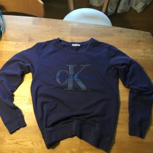 Calvin Klein Jeans Sweatshirt - Storleken är L, men den sitter som en svensk M.