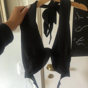 Halternecktopp XS - Säljer en halterneck topp från HM i storlek XS 🤍Den är likadan som den andra jag har på min sida fast i svart istället. 