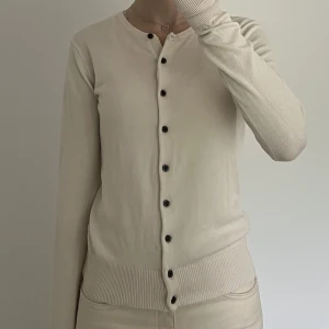 beige kofta - beige kofta från hm i strlk s. lent material och passar fint till lowwaisted jeans med resårkanten som sitter tajtare runt höft/midja. superfin att ha både i höst o sommar! 🤍