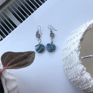 Örhängen! - Jättefina örhängen köpta second hand! Säljer då de ej kommer till användning😌