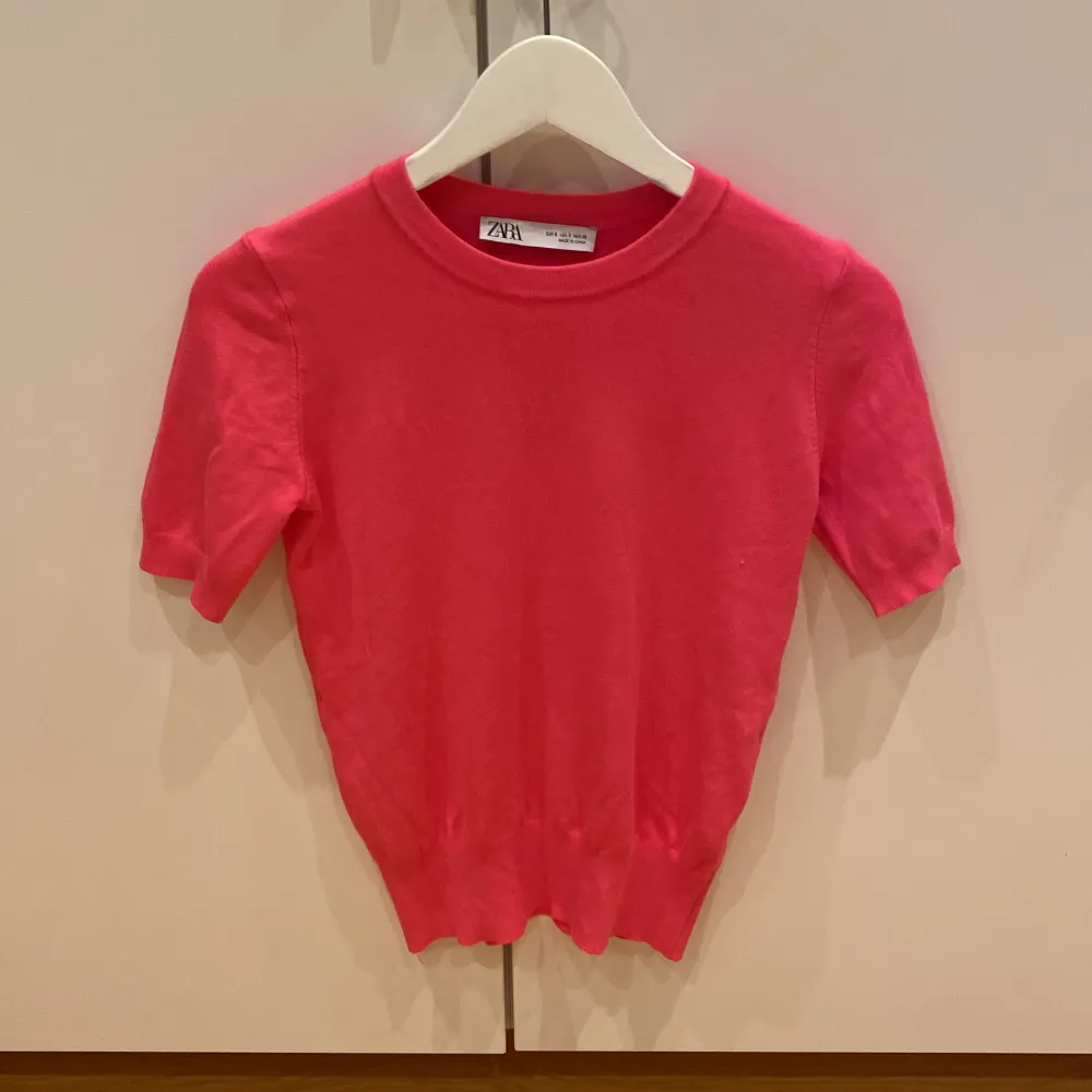 Superfin rosa Zara tröja som är onandvänd. Köparen står för fraketen.. Tröjor & Koftor.