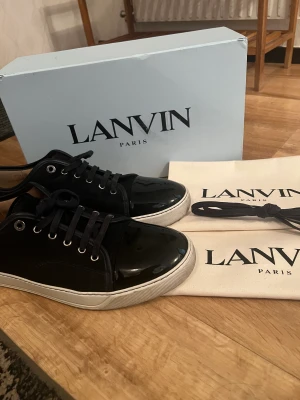 Lanvin  - Hej säljer Mina lanvin skor då jag är sugen på köpa valentinos skorna är i 8/10 cond och allt og med följer hör av er vid intresse för fler bilder