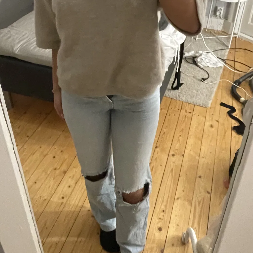 Säljer dessa jeansen från Gina då dem blivit för små för mig☺️(Jae 163cm) dem passar perfekt i längden. postar alltid samma dag som du betalat!!💞. Jeans & Byxor.