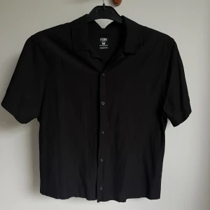 Kort skjorta  - Avklippt skjorta, till typ höften på mig som är 160cm