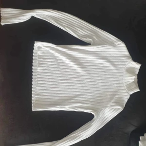 Tröja  - Vit polotröja, använd fåtal gånger, storlek xs.