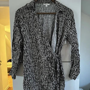 H&M klänning - Mönstrad klänning från HM.  