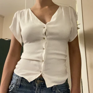 Blus vit  - Insydd i sidorna