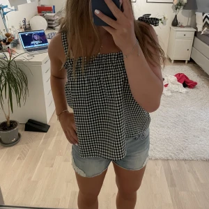 Topp - Gullig topp från H&M, storlek xs men stretchig☺️