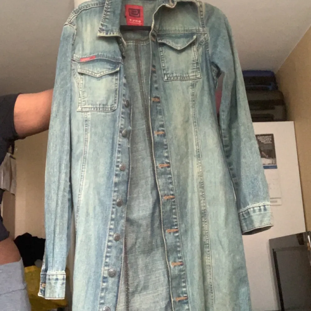 Skit snygg kappa i jeans material älskar färgen de är de bästa med den helt o använd passar inte så bra på mig som är större i längre för referens är jag 184. Jag kör byten!! BARA MEET UP! BARA SWISH ELLER KONTANT . Jackor.