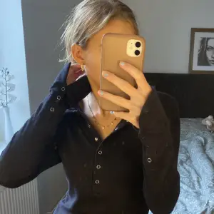 Super snygg svart tröja från bikbok 
