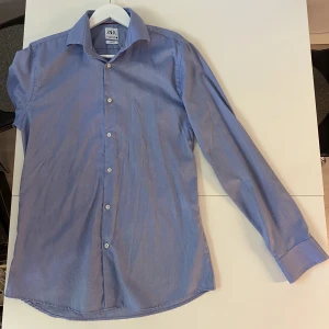 Skjorta från Zara - Skjorta från Zara i slim fit modell. Snygg skjorta i mycket bra skick. 