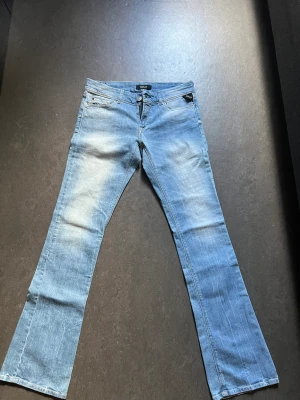 Vintage Lågmidjade Replay Jeans - Säljer dessa vintage Jeans från Replay.  Waist: 29 Lenght: 34 Pris kan diskuteras vid snabb affär. Aldrig använda heller.