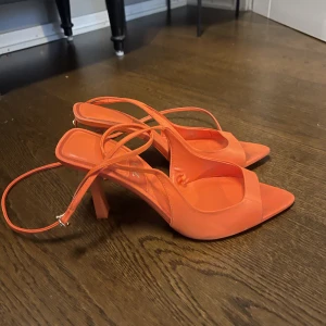 Orangea klackar - Klackar i neon orange, använda en gång. Storlek 40. 