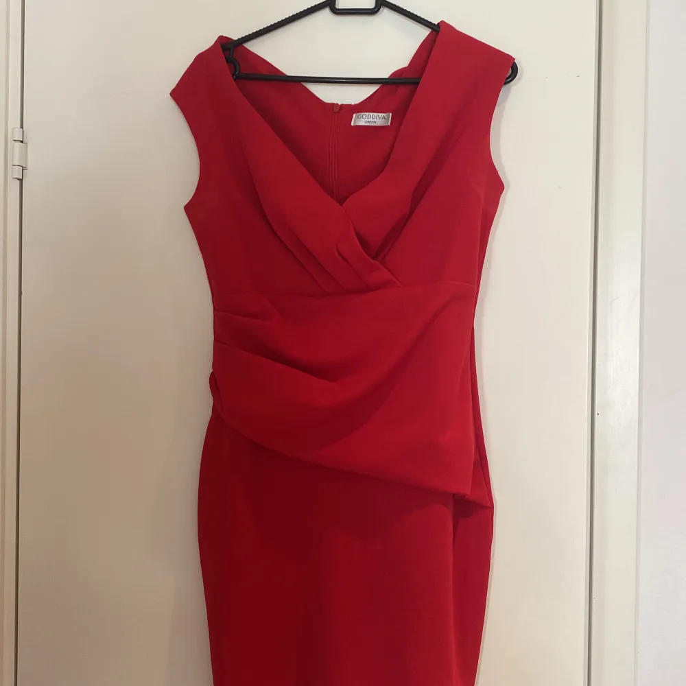 Fin röd klänning använda ca 3 gånger. Går till knäna ungefär.  Köpt från Bubbelroom för 450kr  Säljer för 150 +frakt. Klänningar.