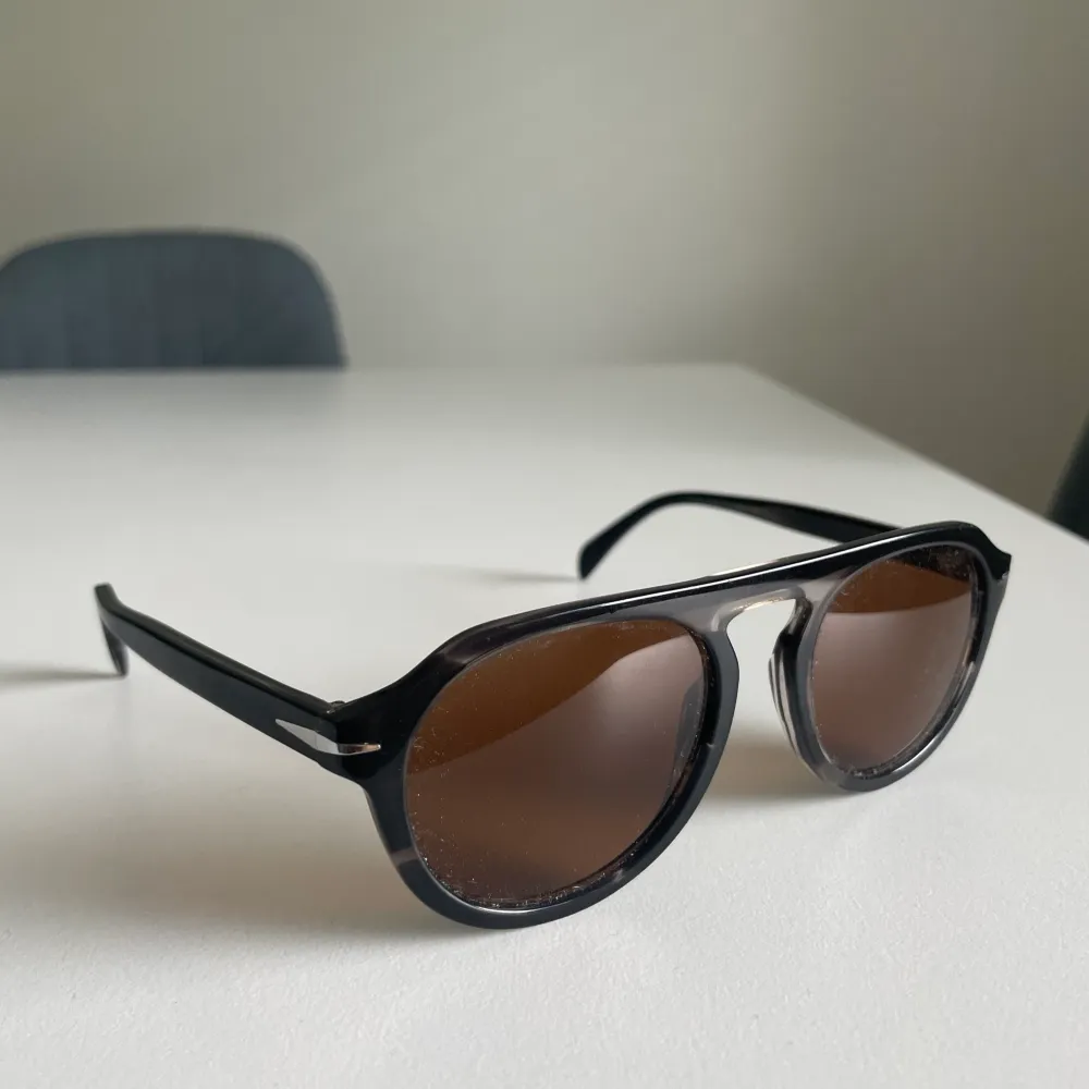 Säljer nu ett par david beckham solglasögon. Modell 7009/s storlek L, säljes med tillhörande fodral. Mycket fint skick.. Accessoarer.