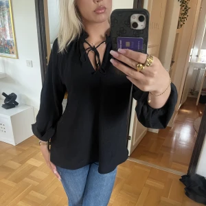 Blus  - Så söt svart blus från HM i storlek S!💕