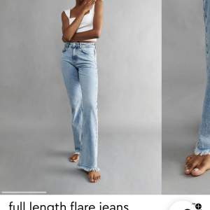 säljer mina full length flare jeans ifrån gina tricot, de är klippta några cm längst ner men har samma effekt som innan! de är midwaist o de finns en liten färg defekt men de inget man tänker på, dm för bild! annars är de i fint skick!💖 nypris 499