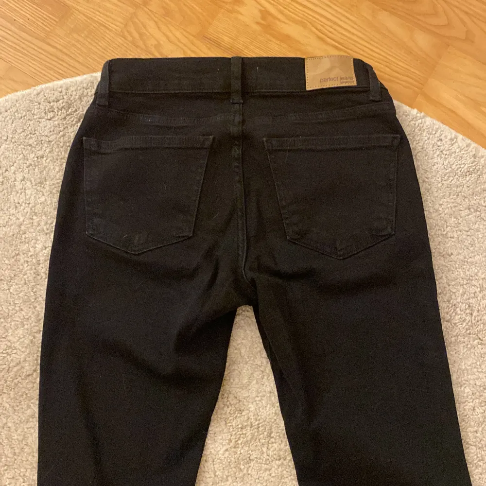 Har aldrig använt dessa så jag säljer dom. Jätte fina svarta lågmidjade jeans från Gina Tricot i bra skick!👌. Jeans & Byxor.