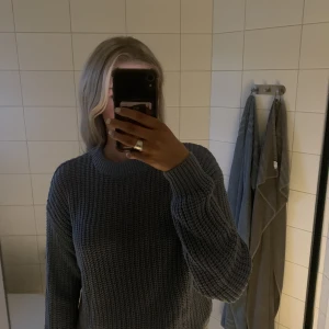 Stickad  - Blå Stickad tröja. Storlek S. Tveka inte att höra av er om ni undrar över något💗