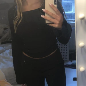 Tröja - Superfin tröja som är vidare i ärmarna!🖤 från bikbok strl M! Kom privat för mer info! Köpare står för frakt!