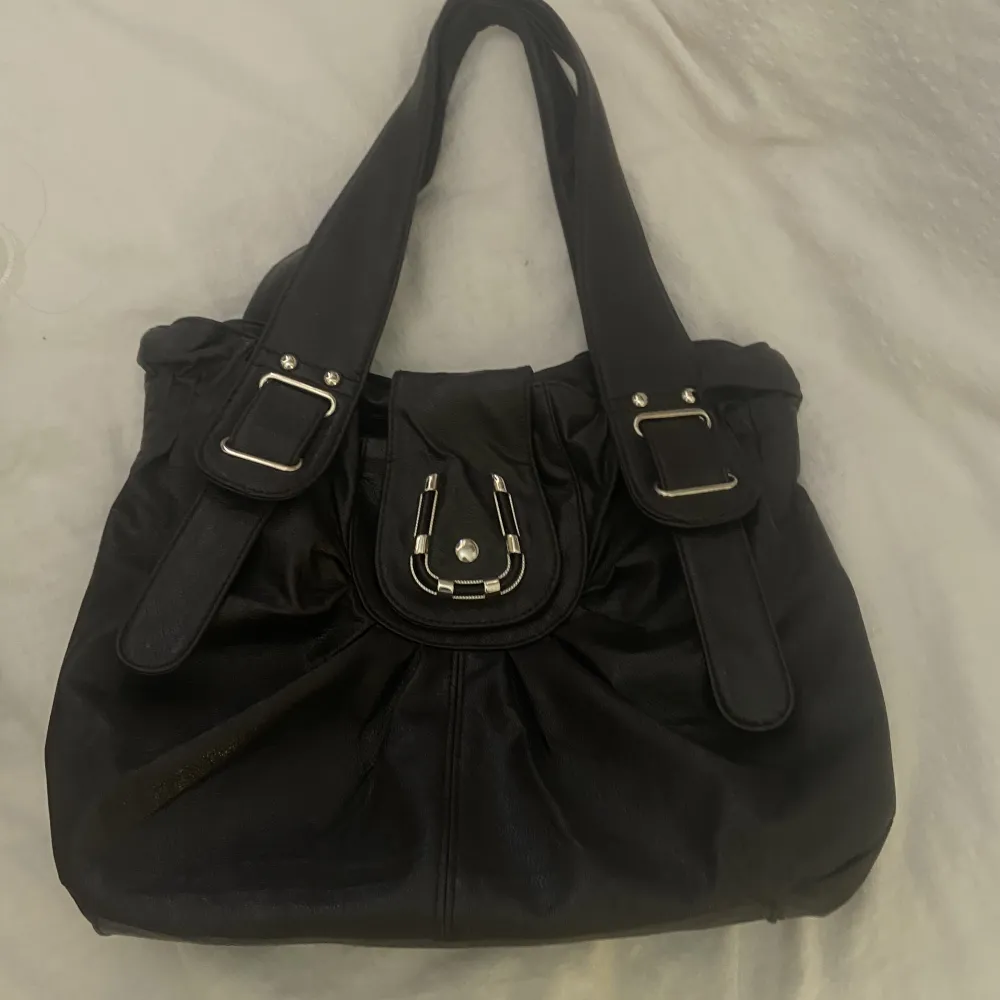 Brun väska (den ser svart ut på bilden) lite använd just för att den är så extremt fin. Säljer den då jag har lite för många. Kan mötas upp!!🩷🩷ytterfickan där back (tredje bilden) funkar inte men det är knappt så man märker💞. Väskor.