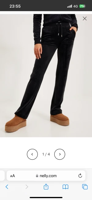 Juicy set - Jag säljer nu mitt svarta juicy set för det inte kommer till användning, på byxorna saknas ens metall biten på snöret, skickas bild vid intresse.