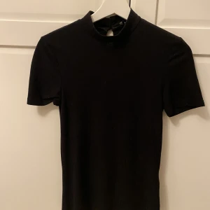 Pices topp - Jätte snygg topp från pices. Den har en halterneck krage och är brett ribbad! Passar perfekt nu till hösten! Andvänd ca 10 gånger. Den sitter tight och är lite figur snygg så den sitter super snyggt! Frakt ca 40 kr men blir billigare vid köp av fler saker