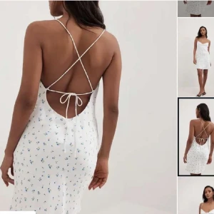 klänning  - Såå fin blommig klänning som endast är använd en gång! Som ny🌸😍 Bara att höra av sig vid funderingar 😊