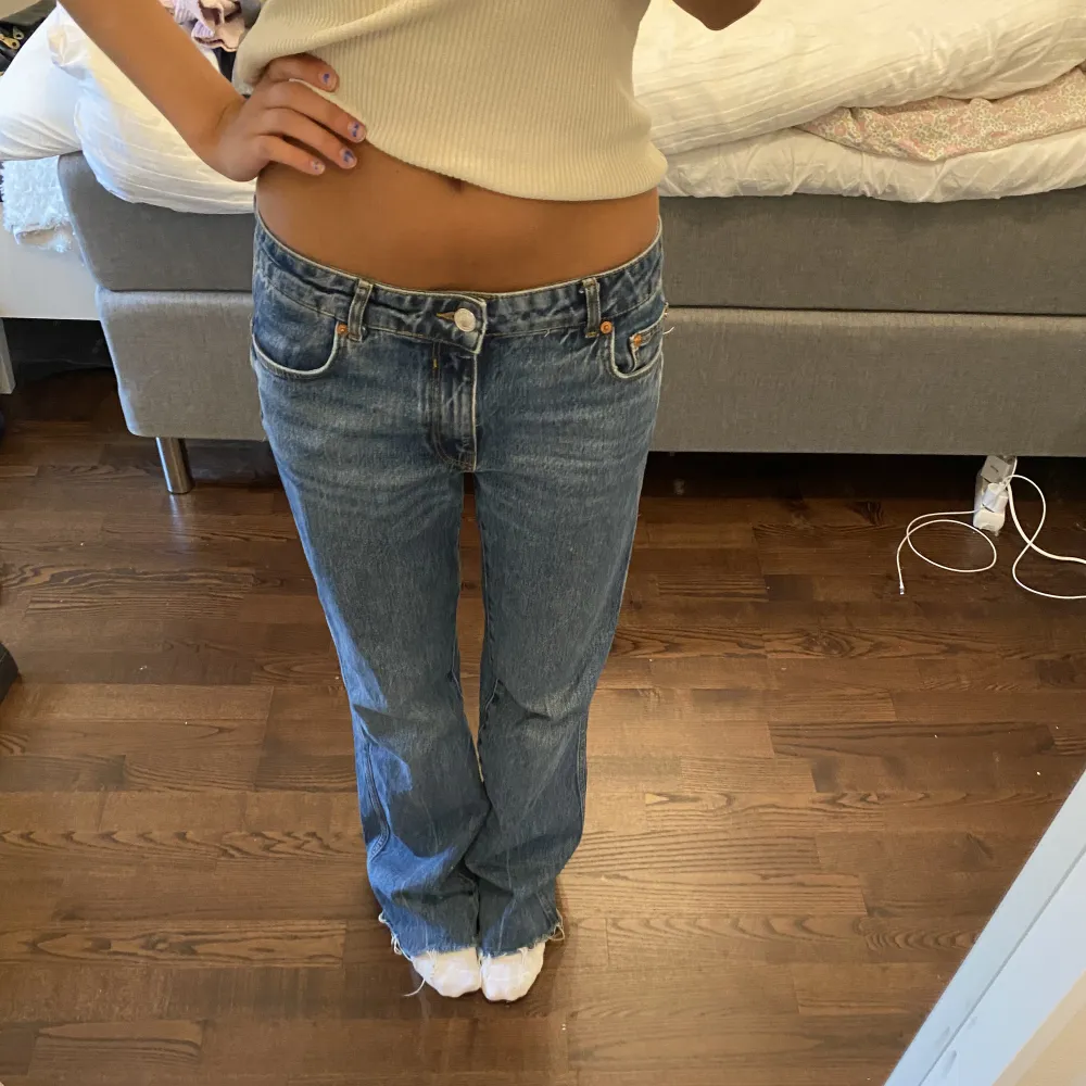 Säljer dessa snygga jeans ifrån zara🙏🏽 Midjemått: ca 75 cm💕 Innerbenslängd: ca 81 cm 💕 Jag är 166 cm!!✊Köp gärna genom ” köp nu”. Jeans & Byxor.