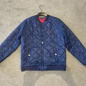 Marinblå ralph lauren bomberjacka - Jättefin bomberjacka i storlek 14-16 år/XS. Polo Ralph Lauren. Bra skick 8/10. Hör av er vid frågor 😊