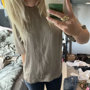 Festlig topp  - Säljer min fina topp från hm då jag inte använder den (använd en gång)💗 passar perfekt till fest eller mer festliga tillfällen då den är i siden. Guld/beige färg. Kolla gärna in mina andra annonser 💗
