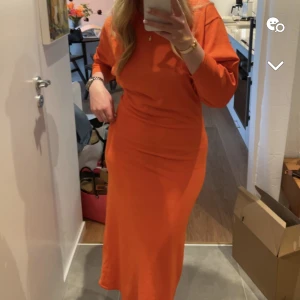 Zara klänning  - Så himla fin klänning från zara som passar både vardag och mer uppklätt. Använd en gång 🧡