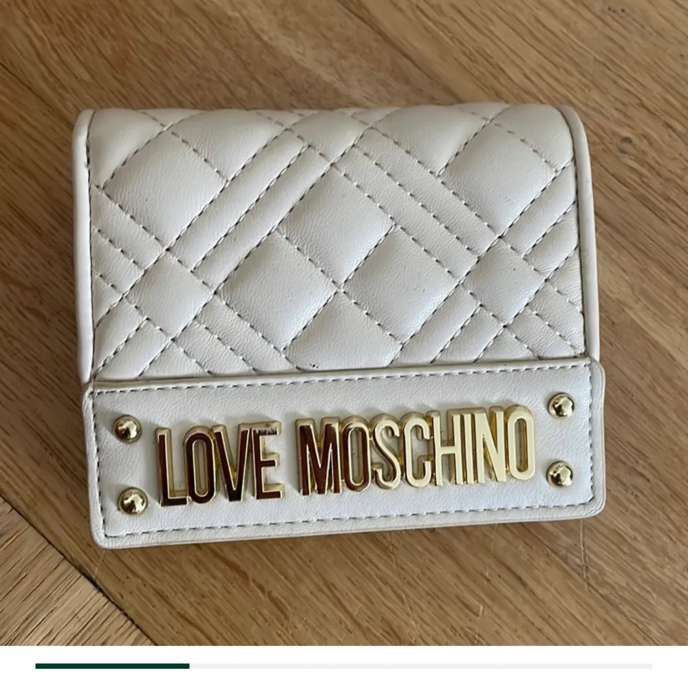 Super fin plånbok  *NY* Creme vit Love Moschino . Accessoarer.