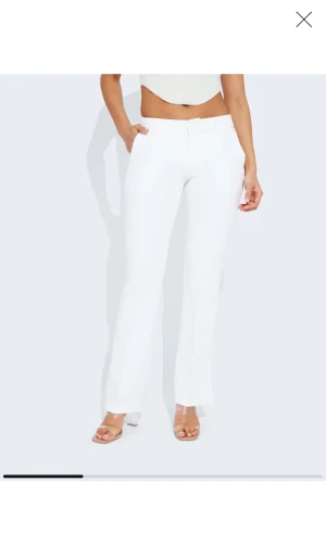 Vit kostymbyxa  - Säljer mina vita kostymbyxor för de inte kommer till användning. Har använt 1 gång, kom privat för egna bilder 🫶🏻