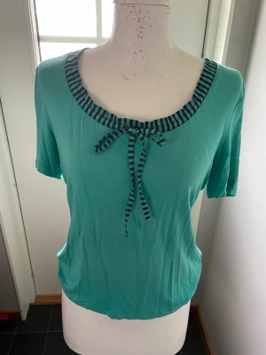 Fin topp - Knyt fram i randigt. Blå/grön färg. 